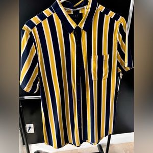 Guess Short Sleeve Shirt // Size Medium